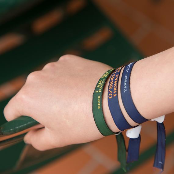 Braccialetto SOS con chiusura in plastica