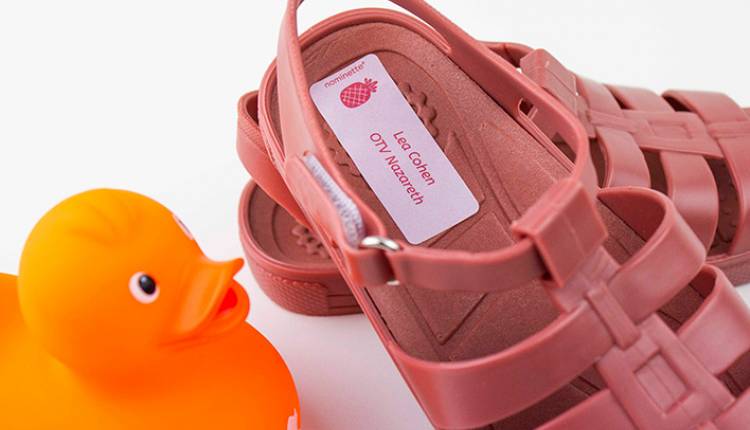 Etichette adesive con nome sulla suola della scarpa 